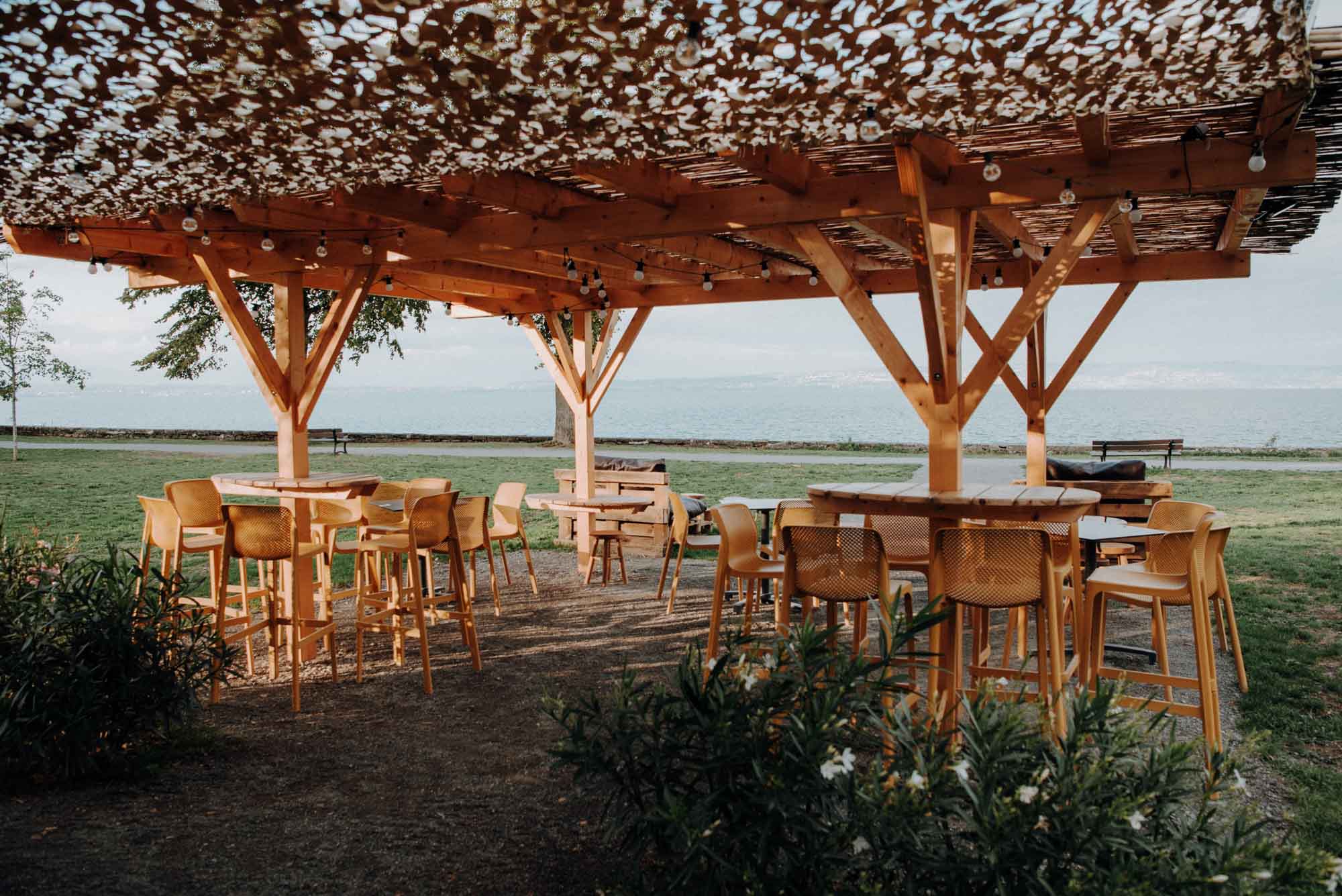 Terrasse du snack bar Roule Ma Poule, avec vue sur le Lac Léman